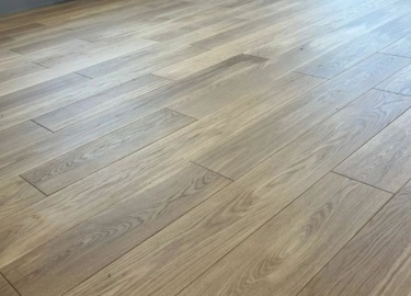 Исполним паркет по запросу, даже по такому сейчас редкому, как массивная доска и сделаем спецвыкрас.
