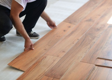 Ламинат не выглядит новым и на нем появились белые пятна.&nbsp;Причина - износ декоративного слоя.&nbsp;
