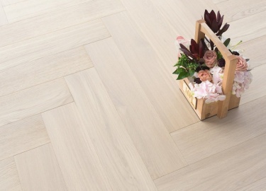 Неповторимая классика снова в моде.&nbsp;Максимально естественный сорт древесины.&nbsp;Присутствуют живые и зашпаклеванные сучки.
